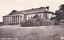 Zadní průčelí hlavní obytné budovy zámku Kačina na snímku z 20. – 30. let 20. století
