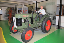 v expozici Jede traktor