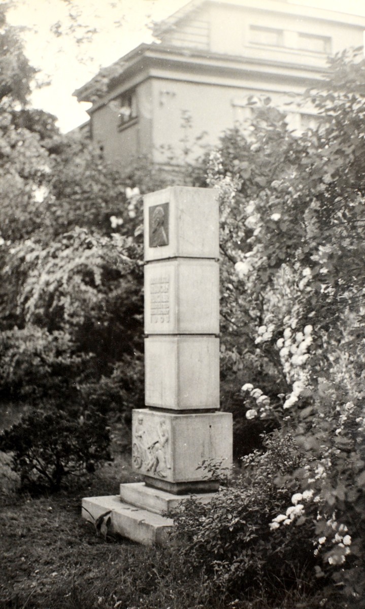 pomník Rudolfa Hackera