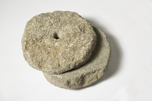 Největší objev: Fenomén zemědělství ve 100 předmětech. Mlýnské kameny, konec 19. století, Národní zemědělské muzeum