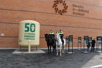 Starokladrubský kůň před Národním zemědělským muzeem
