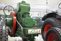 Svoboda DK 12 v pražské expozici Jede traktor