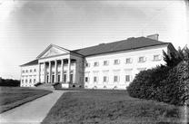 Parkové průčelí hlavní budovy zámku Kačina na skleněné fotografické desce z počátku 20. století