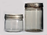 Zavařovací sklenice se skleněnými víčky zafixovanými šroubovacími kovovými víčky – zvané masovky (NZM 58698, P88) 