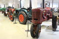 expozice Jede traktor