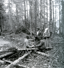 Odpočinek dřevařů v lese, foto František Krátký, kolem roku 1890, archiv P. Scheuflera