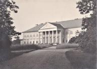 Portikus zakrývající vstupy do Tanečního sálu kačinského zámku na snímku z 20. – 30. let 20. století