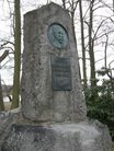 pomník Josefa Šusty na hrázi Světa podle návrhu V. Suchomela z r. 1928
