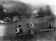 Vláčení dřevěnými bránami zapřaženými lidmi v Mitrovicích 1910; archiv NZM