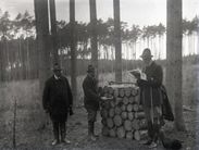 lesní úředníci při práci, archiv NZM