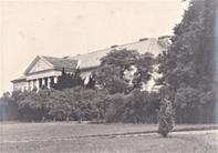 Kačina, hlavní zámecká budova a zadní portikus zakryté keři a stromy, fotografie z 20. – 30. let 20. století
