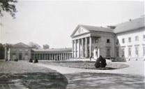 Zámek Kačina, vstupní průčelí hlavní budovy, pravé kolonádové křídlo a pavilon s knihovnou na fotografii z roku 1943