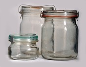 Zavařovací sklenice se skleněnými víčky, pryžovými kroužky a kovovými pery – zvané rýhovky (NZM 58730, 57668, 58703)