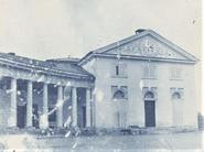 Dvorní průčelí kačinského pavilonu s kaplí a divadlem za deštivého počasí, fotografie z poslední třetiny 19. stroletí