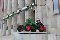 NZM Praha, traktor před hlavním vstupem do budovy
