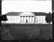 Vstupní průčelí hlavní budovy zámku Kačina na skleněné fotografické desce z počátku 20. století