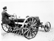 Fr. Melichar osobně předvádí samochodný automobilový secí stroj na výstavišti v Praze 1911;  archiv NZM