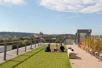 piknik na střešní terase Národního zemědělského muzea v Praze