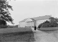 Zámek Kačina, zahradní průčelí hlavní budovy při pohledu od novodvorské brány, fotografie z 20. – 30. let 20. století